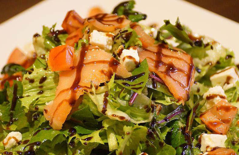 Ensalada templada de salmón ahumado y piñones