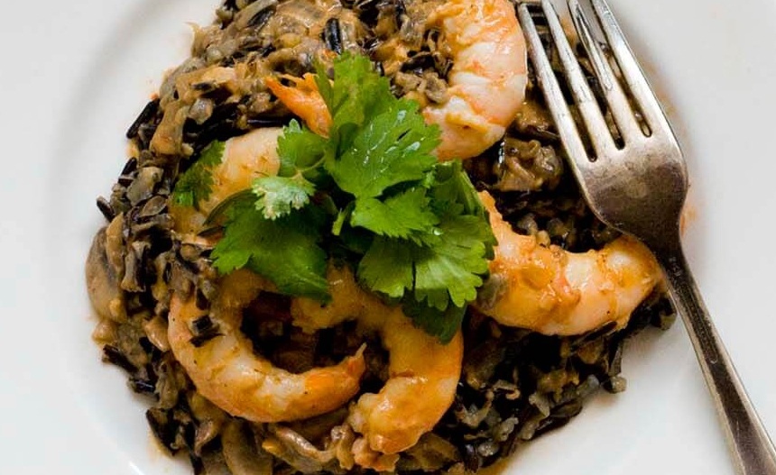 Arroz salvaje con gambas y tomate