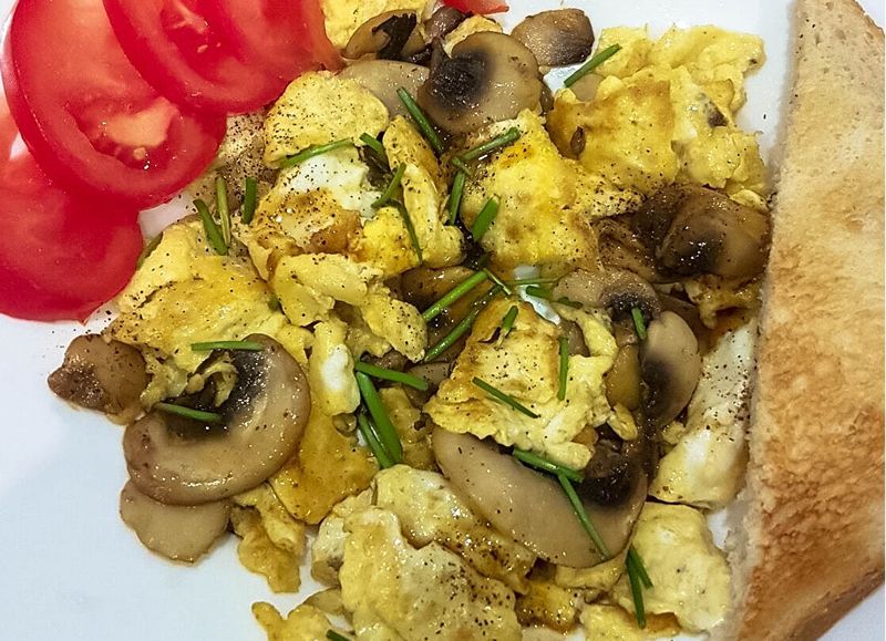 Tostas de revuelto con champiñón al queso