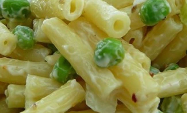 Ensaladilla de macarrones y guisantes