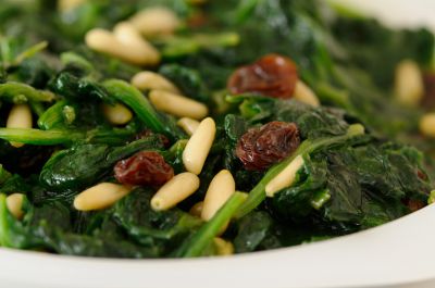 Espinacas con pasas y piñones
