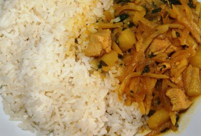 Arroz al curry con pollo y manzana