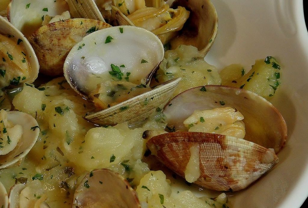 Patatas en salsa verde con almejas
