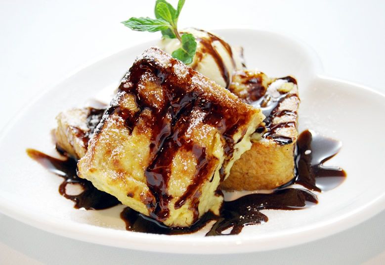 Pudin de manzana con salsa de chocolate
