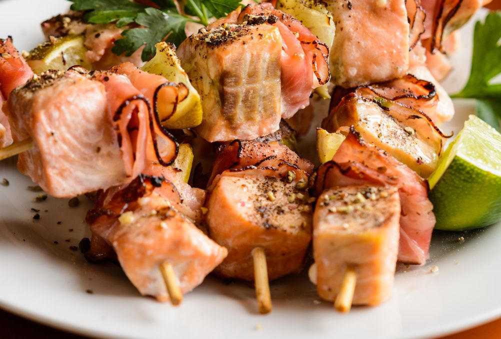 Brochetas de salmón