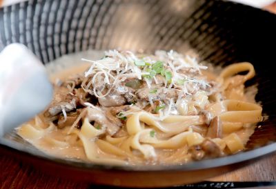 Tagliatelle con huevos y crema de champiñones