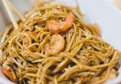 Tallarines con gambas y soja