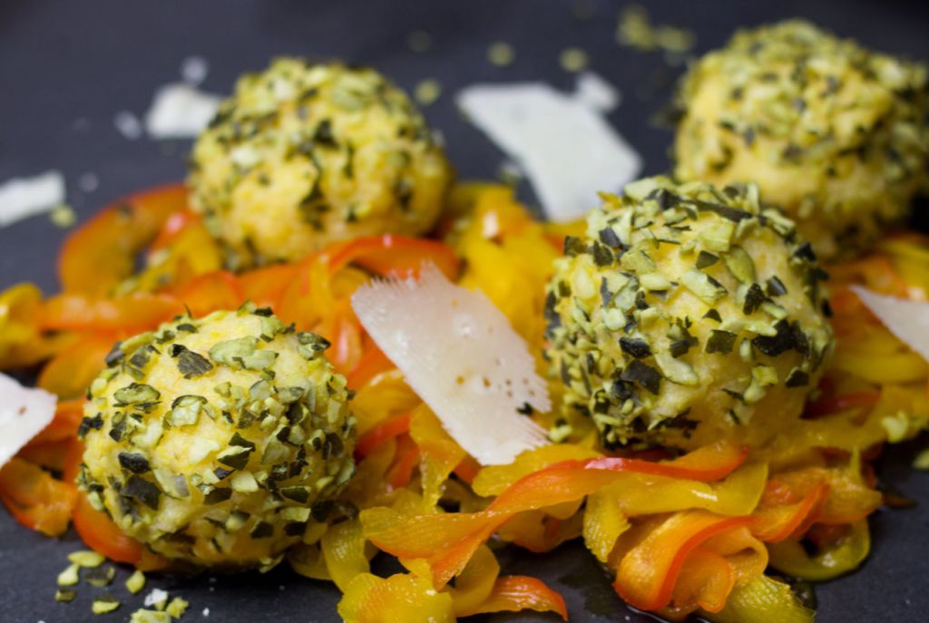 Bolitas de crema de queso rebozadas con frutos secos