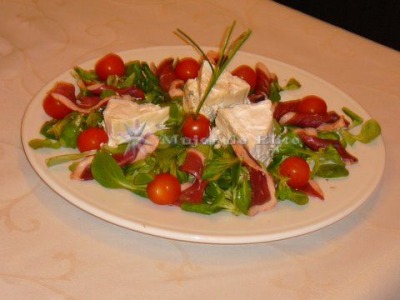 Ensalada de camembert relleno