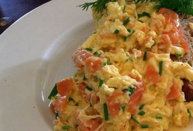 Revuelto de trigueros y salmón