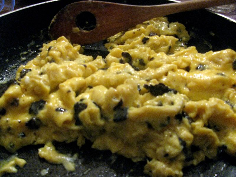 Huevos revueltos con champiñones y trufas