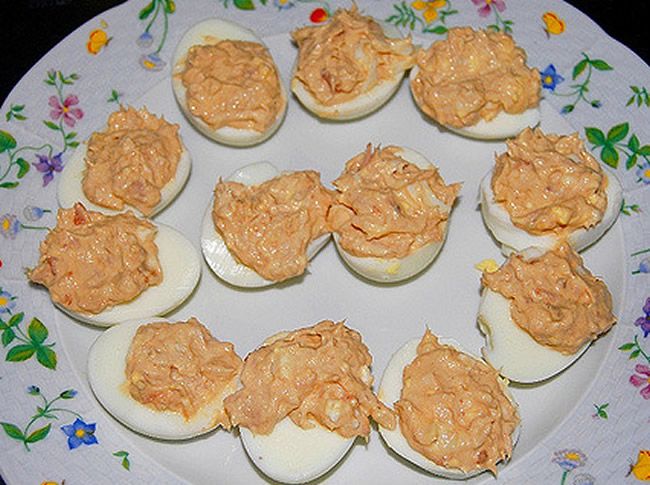 Huevos rellenos de salmón