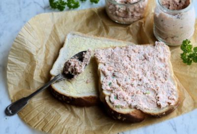 Paté de queso, zanahorias y olivas