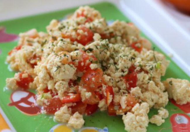 Tofu con cebolla y pimiento