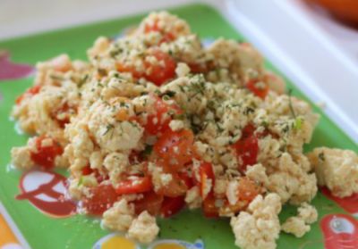 Tofu con cebolla y pimiento