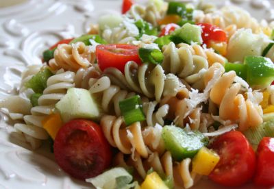 Ensalada ligera de pasta con salsa de yogur a la mostaza