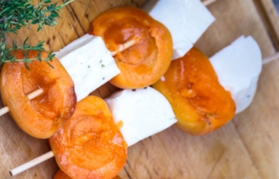 Brochetas de queso fresco y albaricoques