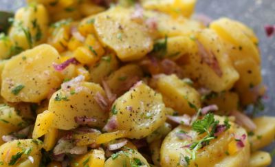 Ensalada de patatas y cebolletas