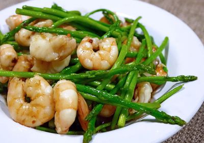 Gambas al ajillo con espárragos