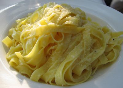 Tallarines con parmesano y mantequilla
