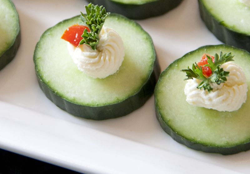 Canapés de pepino con mayonesa de atún