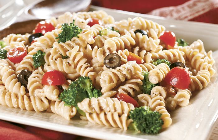 Ensalada de espaguetis con olivas y brócoli