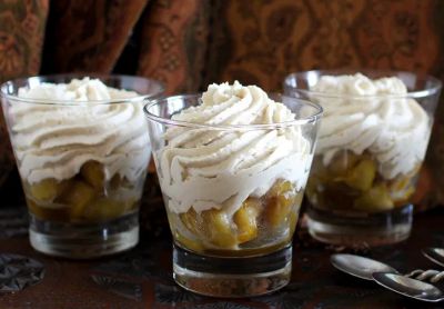 Mousse de queso con manzanas caramelizadas