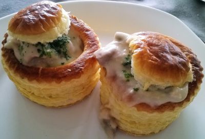 Cóctel de gambas con fruta sobre tostadas