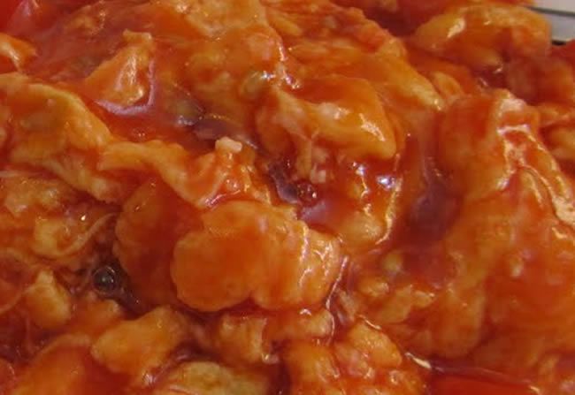 Huevos revueltos con jamón y tomate