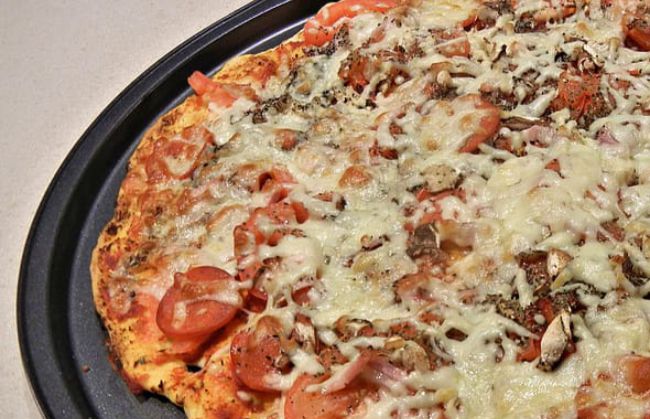 Tortilla al horno con tomate, queso y bacon