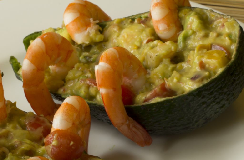 Barcas de aguacate con gambas