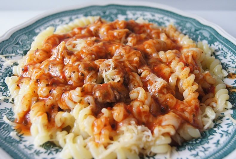 Tallarines con jamón y tomate