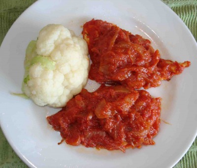 Pechuguitas de pollo con tomate y cebolla