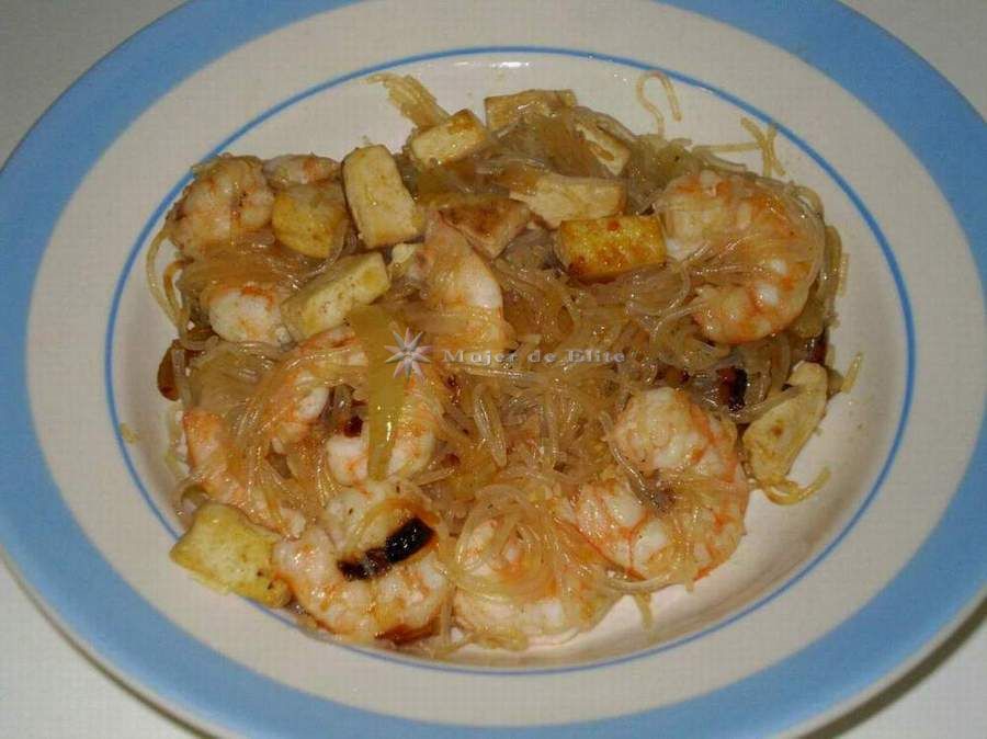 Vermicelli con langostinos y tofu
