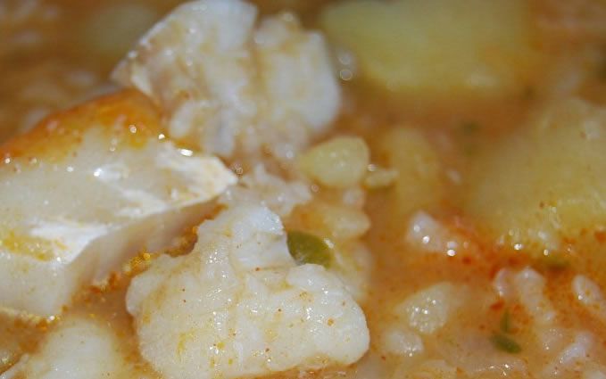 Patatas con arroz y bacalao