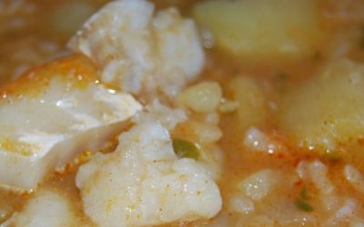 Patatas con arroz y bacalao