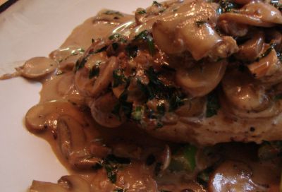 Lomos de merluza a la crema de champiñón y puerro