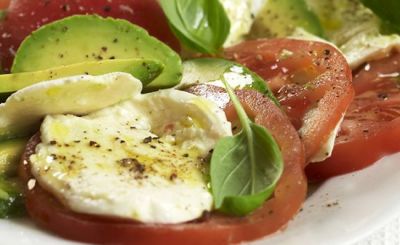 Ensalada de aguacate y queso fresco a la miel