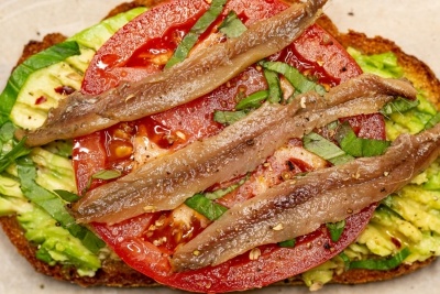 Montados de aguacate y anchoas