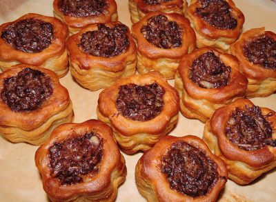 Minivolovanes  de morcilla, manzana y piñones