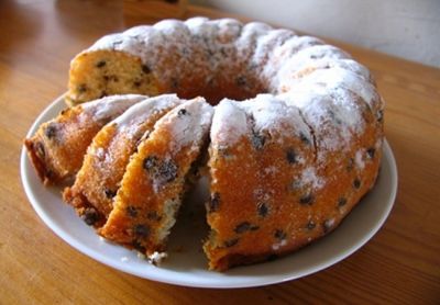 Bizcocho de frutos secos y café