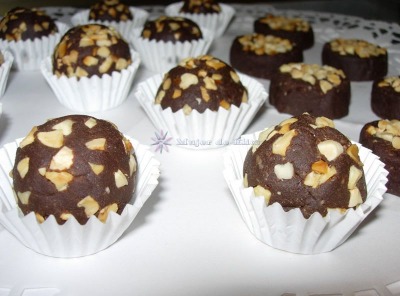 Bombones de chocolate negro con almendras