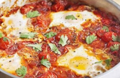 Huevos al horno con calabacines y tomate