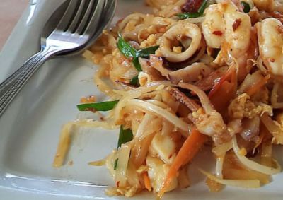 Fideos de soja vermicelli con sepia y verduras