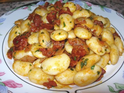 Salteado de judiones con picadillo de ibéricos