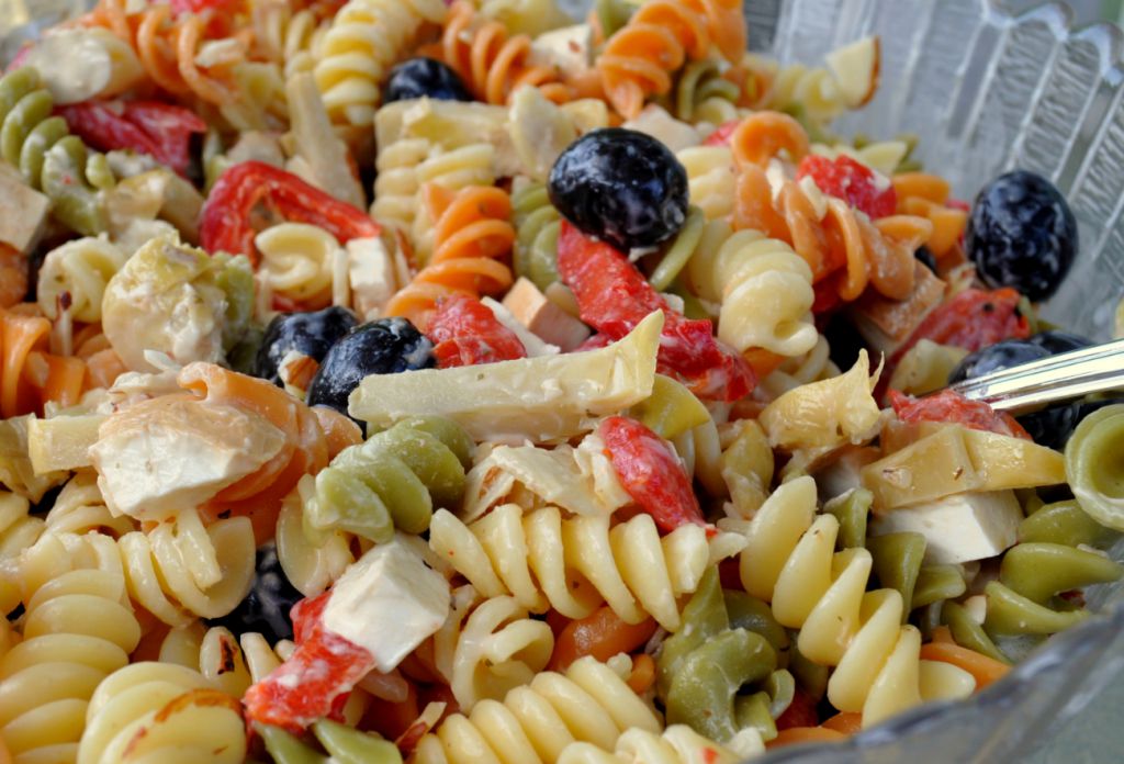 Ensalada de pasta con bacon y queso azul