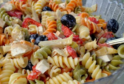 Ensalada de pasta con bacon y queso azul