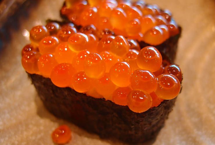 Sushi con huevas de salmón