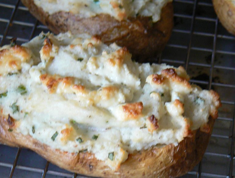 Patatas rellenas de queso y gambas