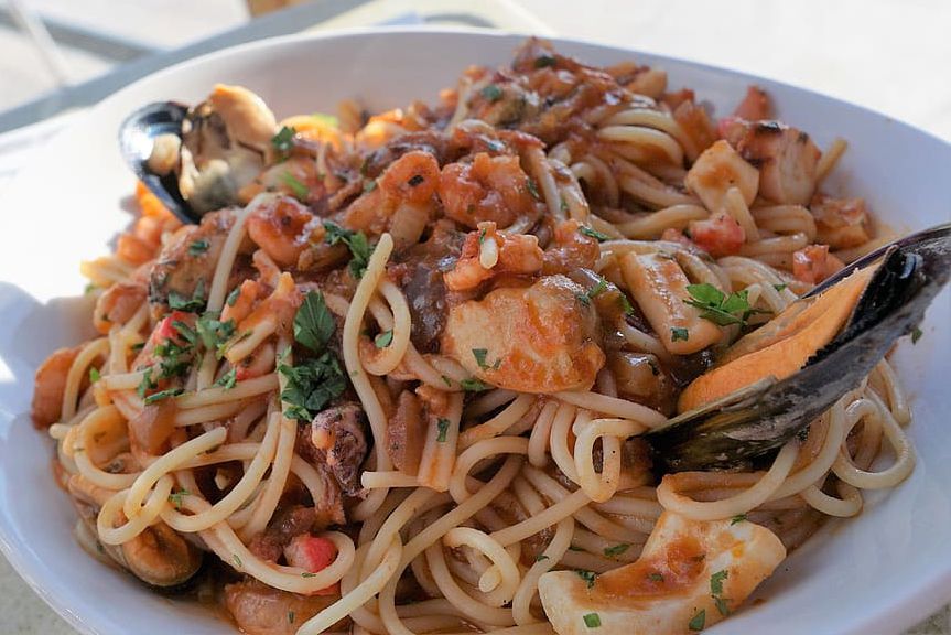 Ensalada de pasta marinera con salsa griega